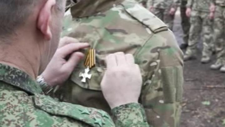 Бойцы ВДВ, освободившие 11 населенных пунктов Курской области, в канун 9 мая получили награды Бойцы ВДВ, освободившие 11 населенных пунктов Курской области, в канун 9 мая получили награды | ГТРК «Курск»