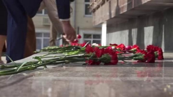 День Великой Победы в Курске по традиции начался с торжественных церемоний День Великой Победы в Курске по традиции начался с торжественных церемоний | ГТРК «Курск»