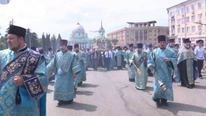 В Курске отменили Крестный ход, но куряне отправиться в паломничество самостоятельно В Курске отменили Крестный ход, но куряне отправиться в паломничество самостоятельно | ГТРК «Курск»
