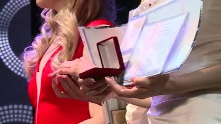 37 выпускников - почти половина медалисты: в Курске продолжают выдавать аттестаты 37 выпускников - почти половина медалисты: в Курске продолжают выдавать аттестаты | ГТРК «Курск»