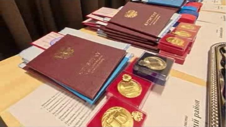 600 школьников курского приграничья получили свои аттестаты 600 школьников курского приграничья получили свои аттестаты | ГТРК «Курск»