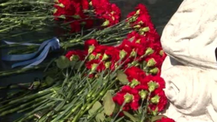 В День военно-морского флота цветы и венки легли к памятнику подводникам в Курске В День военно-морского флота цветы и венки легли к памятнику подводникам в Курске | ГТРК «Курск»