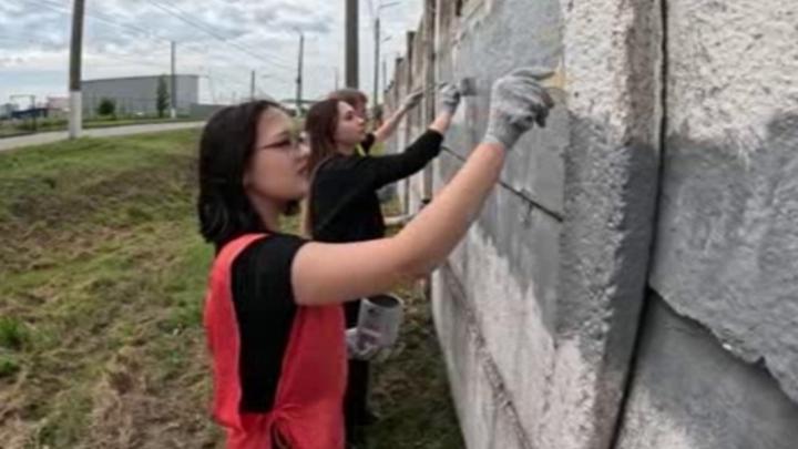 Курские волонтеры борются за чистый разум и чистые заборы Курские волонтеры борются за чистый разум и чистые заборы | ГТРК «Курск»