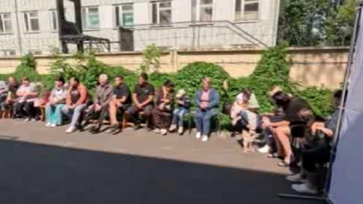 В курский ПВР приехал певец Рафис Калимуллин с гуманитарной помощью В курский ПВР приехал певец Рафис Калимуллин с гуманитарной помощью | ГТРК «Курск»