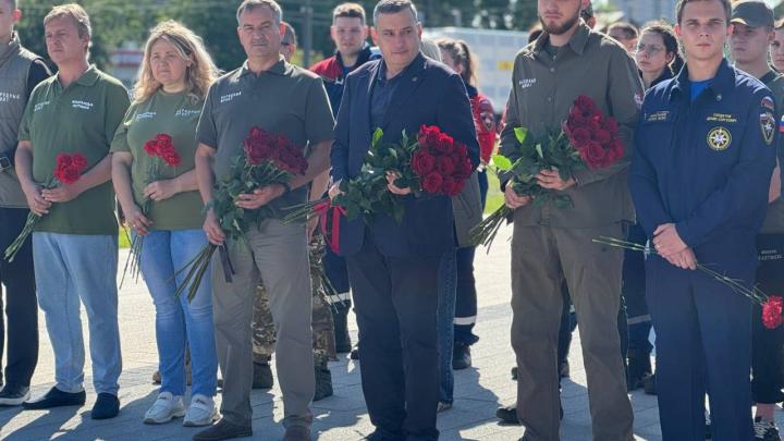 В Курске почтили память донецких волонтёров Молодёжки Народного фронта В Курске почтили память донецких волонтёров Молодёжки Народного фронта | ГТРК «Курск»