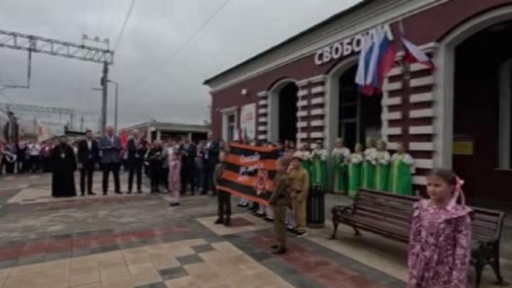 В Курске пассажиры «Поезда Победы» вспомнили кровопролитное сражение на Огненной дуге В Курске пассажиры «Поезда Победы» вспомнили кровопролитное сражение на Огненной дуге | ГТРК «Курск»