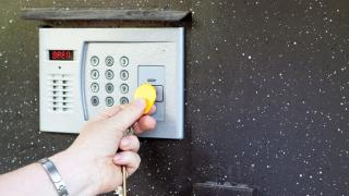 Почти 7 тысяч подъездов в Курской области автоматически открываются при сигнале тревоги | ГТРК «Курск»
