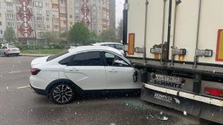 4-летняя девочка пострадала в ДТП на Студенческой в Курске: автомобиль заехал под фуру | ГТРК «Курск»