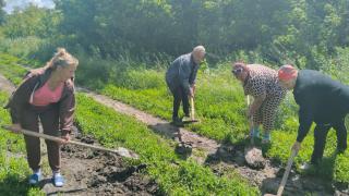 Не дождались: жители хутора Свиридов Курской области вышли на «дорожные» работы | ГТРК «Курск»