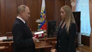 Владимир Путин передал вдове Михаила Гудкова, погибшего в Курской области, медаль «Золотая Звезда» | ГТРК «Курск»