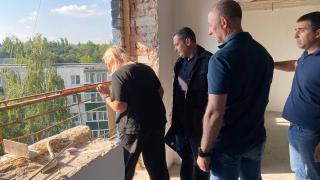 Врио губернатора Курской области Александр Хинштейн осмотрел дома, пострадавшие от атаки ВСУ в апреле | ГТРК «Курск»