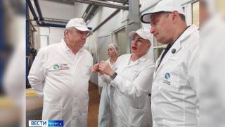 Александр Хинштейн посетил животноводческий комплекс КРС «Троицкий-2» в Курской области | ГТРК «Курск»