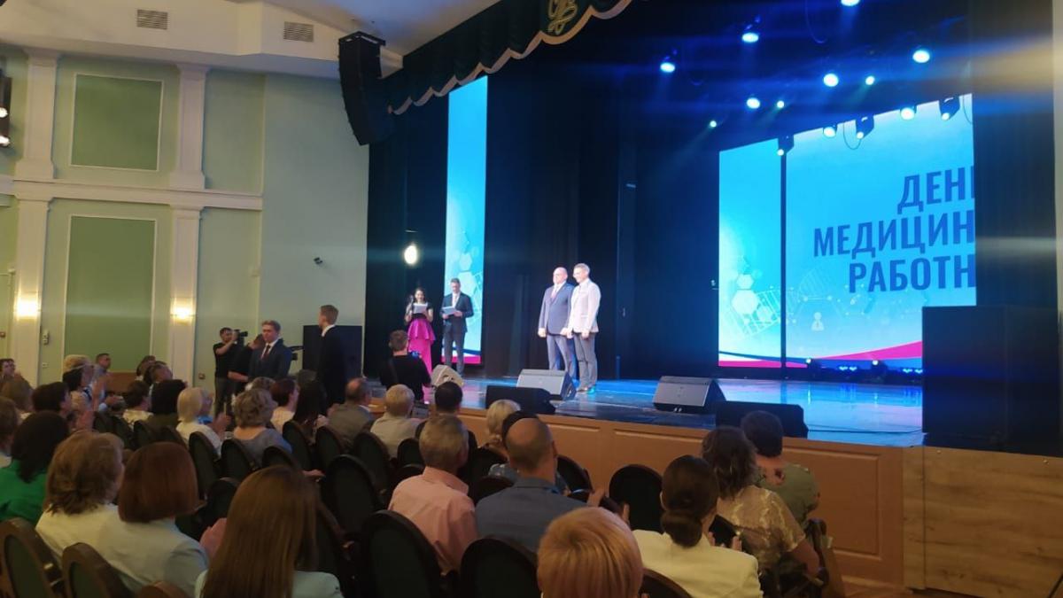 В Курске чествовали медиков в преддверии их профпраздника | ГТРК «Курск ...